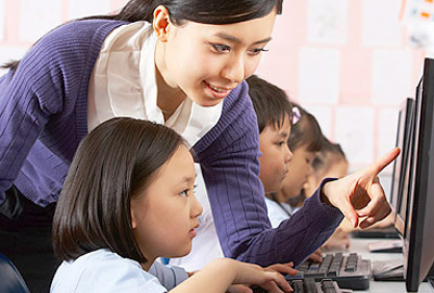 Profesores enseñando inglés <i>online</i> a niños